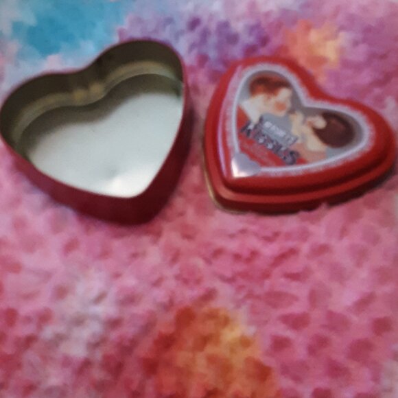 2001 Hershey's Kisses Heart Shape Cannister Tin 4" Preowned Valentines Day - Picture 8 of 15